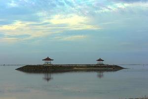 bela paisagem aérea da praia de sanur foto