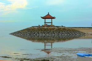 bela paisagem aérea da praia de sanur foto