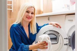 mulher jovem de trabalho doméstico lavando roupa foto