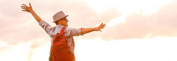 retrato de bonito alpinista masculino e mochila foto