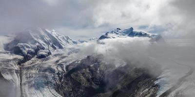 panorama da camada de nuvens do topo da montanha sobre os Alpes suíços foto