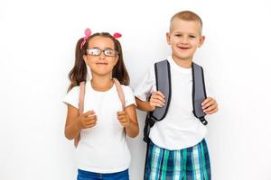 moda infantil. menino moderno e menina posando juntos no estúdio. Educação. foto