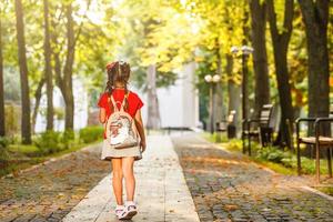 colegial indo para a escola sozinha foto