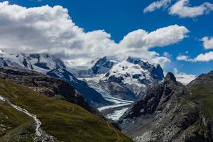 este ponto de vista está acima das nuvens, que cercam outros picos nesta área. foto