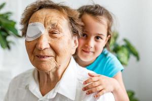 mulher idosa com cirurgia de um olho