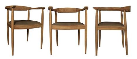 3 conjuntos de cadeiras de madeira, para ambientes externos e internos em estilo retrô, isolados em fundo branco foto