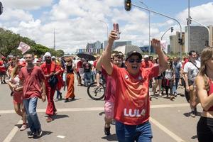 brasilia, brasil 1 jan 2023 multidão de pessoas descendo a esplanada em direção ao congresso nacional para a posse do presidente lula em brasilia foto