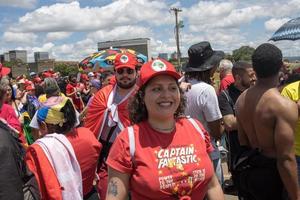 brasilia, brasil 1 jan 2023 multidão de pessoas descendo a esplanada em direção ao congresso nacional para a posse do presidente lula em brasilia foto