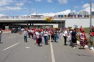 brasilia, brasil 1 jan 2023 multidão de pessoas descendo a esplanada em direção ao congresso nacional para a posse do presidente lula em brasilia foto