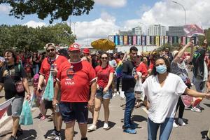 brasilia, brasil 1 jan 2023 multidão de pessoas descendo a esplanada em direção ao congresso nacional para a posse do presidente lula em brasilia foto