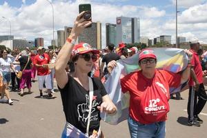 brasilia, brasil 1 jan 2023 multidão desce a esplanada em direção ao congresso nacional para a posse do presidente lula em brasilia. foto