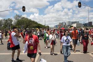 brasilia, brasil 1 jan 2023 multidão desce a esplanada em direção ao congresso nacional para a posse do presidente lula em brasilia. foto