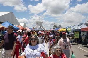 brasilia, brasil 1 jan 2023 multidão desce a esplanada em direção ao congresso nacional para a posse do presidente lula em brasilia. foto