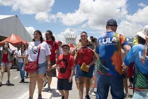 brasilia, brasil 1 jan 2023 multidão desce a esplanada em direção ao congresso nacional para a posse do presidente lula em brasilia. foto