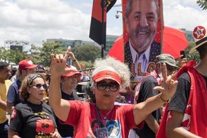 brasilia, df, brasil 1 jan 2023 multidão desce a esplanada em direção ao congresso nacional para a posse do presidente lula em brasilia. foto