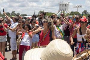 brasilia, df, brasil 1 jan 2023 multidão desce a esplanada em direção ao congresso nacional para a posse do presidente lula em brasilia. foto