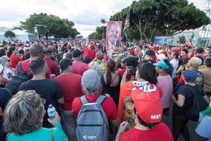 brasilia, df, brasil 1 jan 2023 apoiadores de lula desfilando pela esplanada em brasilia, em apoio ao seu novo presidente foto