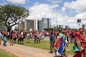 brasilia, brasil 1 jan 2023 multidão de pessoas descendo a esplanada em direção ao congresso nacional para a posse do presidente lula em brasilia foto