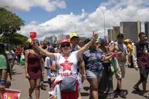 brasilia, brasil 1 jan 2023 multidão desce a esplanada em direção ao congresso nacional para a posse do presidente lula em brasilia. foto