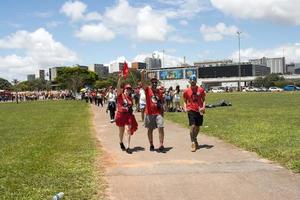 brasilia, brasil 1 jan 2023 multidão desce a esplanada em direção ao congresso nacional para a posse do presidente lula em brasilia. foto