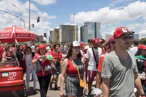 brasilia, brasil 1 jan 2023 multidão desce a esplanada em direção ao congresso nacional para a posse do presidente lula em brasilia. foto