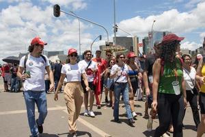 brasilia, brasil 1 jan 2023 multidão desce a esplanada em direção ao congresso nacional para a posse do presidente lula em brasilia. foto