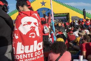 brasilia, df, brasil 1 jan 2023 apoiadores de lula reunidos em frente ao congresso nacional mostrando apoio ao presidente lula foto