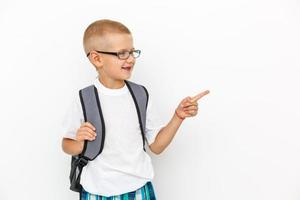 camiseta branca em um menino bonito, isolado no fundo branco foto