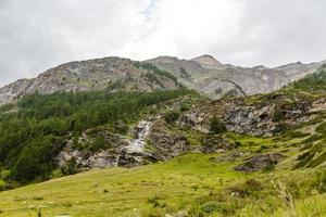 bela cachoeira consiste em água na floresta foto