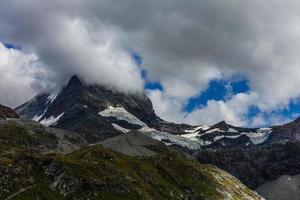 panorama da camada de nuvens do topo da montanha sobre os Alpes suíços foto