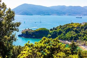 golfo com muitos iates e barcos perto da praia o da itália foto