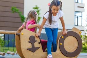 menina atraente em equipamentos de playground ao ar livre foto