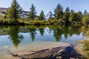 Matterhorn atrás de um belo lago foto