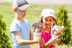 crianças comendo bolha waffle com sorvete foto