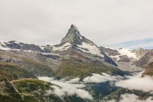 incrível vista da trilha turística perto do matterhorn nos alpes suíços. foto