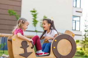 menina atraente em equipamentos de playground ao ar livre foto