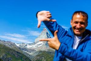 família ativa caminhando na região alpina alta nos alpes foto