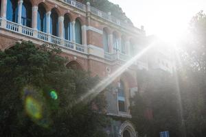 fachadas de antigos edifícios italianos na parte antiga da cidade, janelas com venezianas, prédio antigo em Gênova, Itália. foto