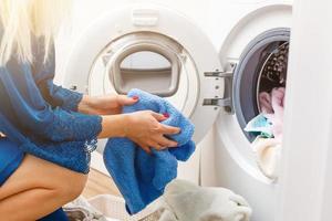 mulher jovem de trabalho doméstico lavando roupa foto