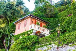 belo velho muro de pedra com arcos e flores na velha rua europeia, costa, Itália foto