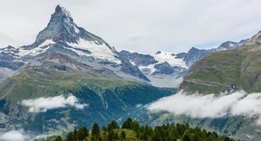 Matterhorn atrás de um belo lago foto