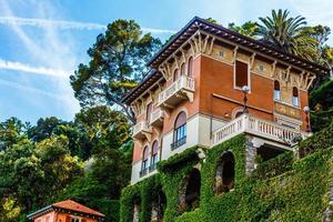 belo velho muro de pedra com arcos e flores na velha rua europeia, costa, Itália foto