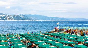 paisagem da pequena cidade e praia de camogli na costa mediterrânea da ligúria na itália foto