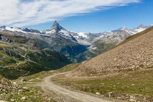 incrível vista da trilha turística perto do matterhorn nos alpes suíços. foto