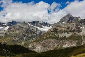 panorama da camada de nuvens do topo da montanha sobre os Alpes suíços foto