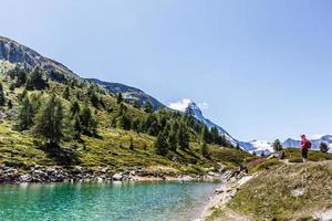 Matterhorn atrás de um belo lago foto