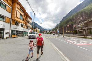 caminhantes com mochila olhando montanhas, vista alpina, mãe com filho foto