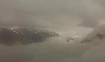 panorama da camada de nuvens do topo da montanha sobre os Alpes suíços foto