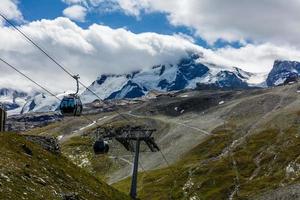 mastro do teleférico em uma paisagem montanhosa de verão nos Alpes foto