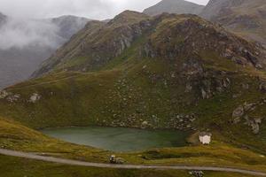 panorama da camada de nuvens do topo da montanha sobre os Alpes suíços foto